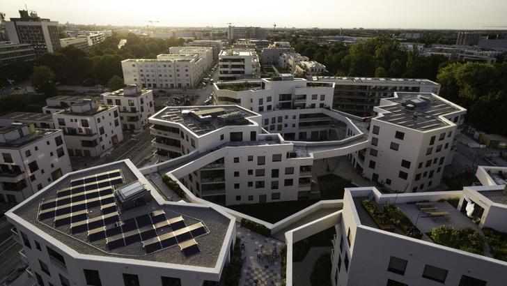 Den Strom aus den drei Solaranlagen nutzen die Mieter im gesamten Gebäudekomplex. Um keine steuerlichen Nachteile zu haben, hat die Wohnungsbaugenossenschaft die Mieterstromlieferungen einer neuen Genossenschaft übergeben. - © Panasonic
