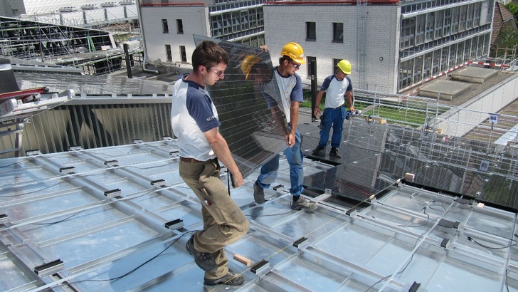 Der Bau vieler kleiner Solaranlagen erhöht das Marktvolumen und senkt so schneller die Preise als wenn der Zubau staatlich über Ausschreibungen gedeckelt ist.