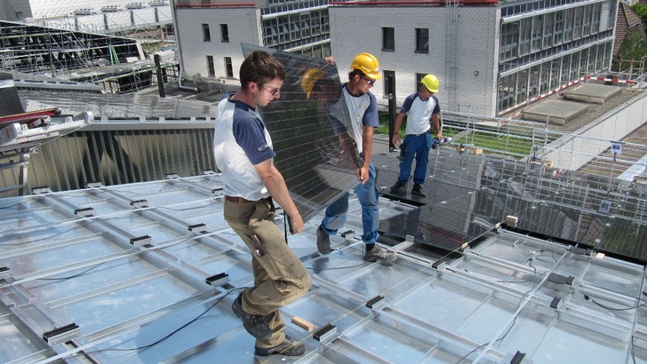 Der Bau vieler kleiner Solaranlagen erhöht das Marktvolumen und senkt so schneller die Preise als wenn der Zubau staatlich über Ausschreibungen gedeckelt ist. - © BE Netz AG
