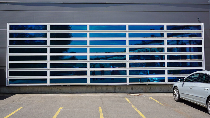 Hoesch integriert die organische Solarfolie in die Sidingelemente. Diese werden dann Fassadenbauern und Architekten als fertige Produkte für die Gebäudehülle angeboten.