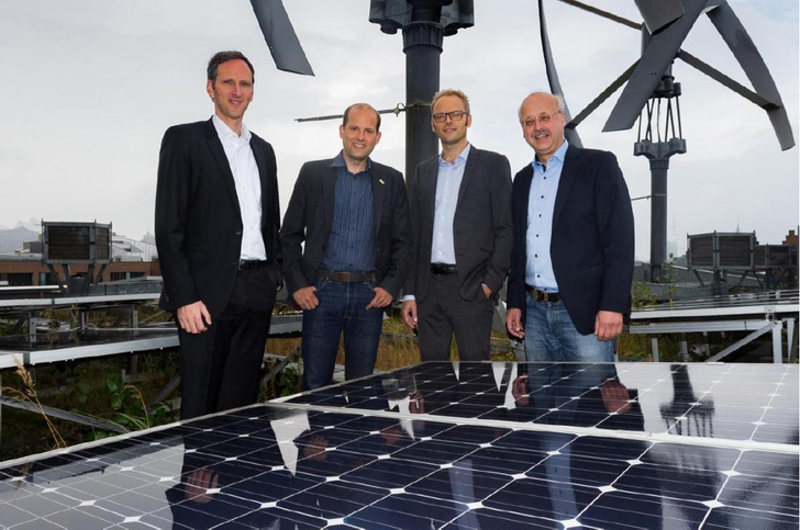 Sie gehen in die Offensive, um den Ausbau der Photovoltaik in Hamburg voranzutreiben: Michael Prinz, Geschäftsführer von Hamburg Energie, Sönke Tangermann, Vorstand von Greenpeace Energy, Tim Meyer, Vorstand von Naturstrom und Matthias Ederhof, Vorstand von Energienetz Hamburg (v.l.n.r.). - © Ulrich Perrey
