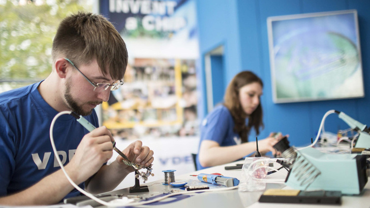 Gelebter Fachkräftemangel: Die Unternehmen suchen händeringend nach Elektroingenieuren. Darauf sollten sich auch die Schulen einstellen und den Nachwuchs entsprechen für technische und naturwissenschaftliche Fächer begeistern. - © VDE
