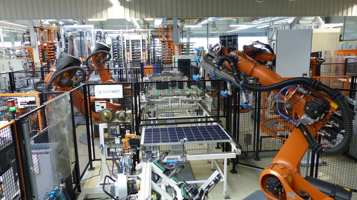 Die Produktion von Photovoltaikmodulen in Dresden. - © nhp
 Die Produktion von Photovoltaikmodulen in Dresden.