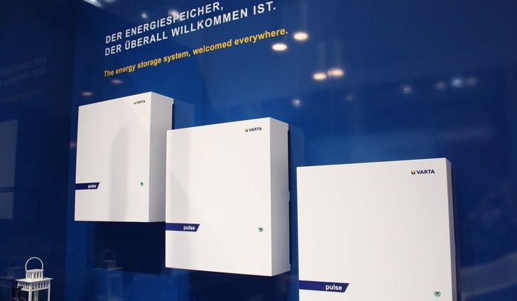 Heimspeicher von Varta auf der Intersolar 2017 in München.