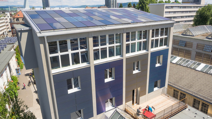 Vielleicht müssen es nicht immer ästhetisch solch anspruchsvolle Lösungen sein, wie hier auf dem Dach eines ehemaligen Kohlelagers in Basel, das jetzt zum Bürogebäude geworden ist. Doch das Potenzial sollte genutzt werden.