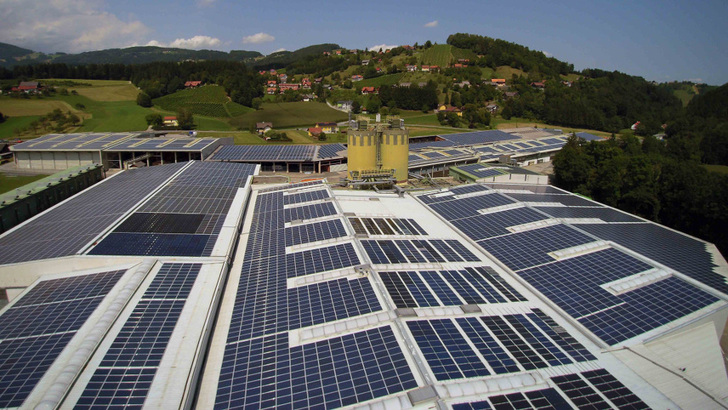 Auf dem Dach produzieren die Module Strom, die im Gebäude hergestellt wurden. - © Kioto Solar

