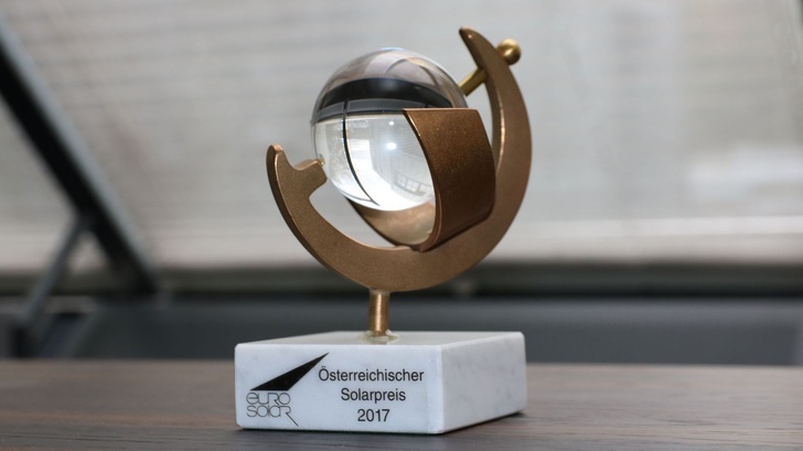 Die edle Solarpreis-Trophäe hat einen würdigen Platz im Werk bekommen. - © F-List
