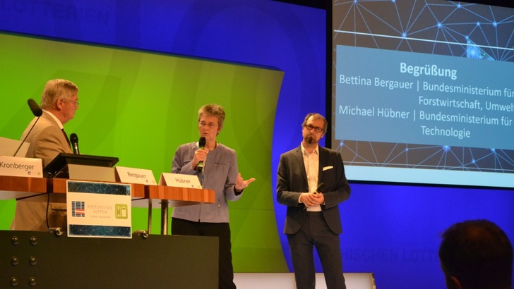 Hans Kronberger, Präsident von PV Austria), Bettina Bergauer vom Umweltministerium und Michael Hübner vom Verkehrsministerium (v.l.n.r.) informieren die Teilnehmer der Speichertagung in Wien über die aktuelle Entwicklung der Rahmenbedingungen für Speicher.