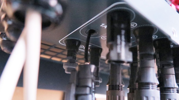 Blick unter den Wechselrichter: Ein Stecker ist abgebrochen.