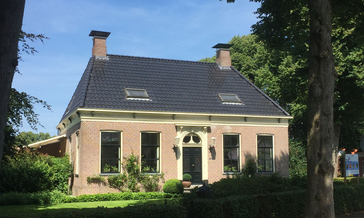 Wer partout die Moduloptik auf seinem Hausdach vermeiden will, findet mit solaren Dachziegeln eine überzeugende Alternative.