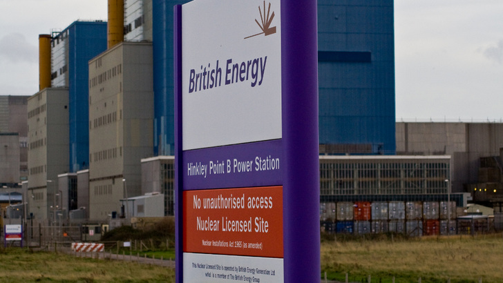 Zum Block A (im Hintergrund) und Block B (Eingangsschild im Vordergrund) soll in wenigen Jahren noch ein neuer Reaktorblock auf dem Gelände des Atomkraftwerks Hinkley Point kommen. - © Mark Robinnson/wikimedia
 Zum Block A (im Hintergrund) und Block B (Eingangsschild im Vordergrund) soll in wenigen Jahren noch ein neuer Reaktorblock auf dem Gelände des Atomkraftwerks Hinkley Point kommen.