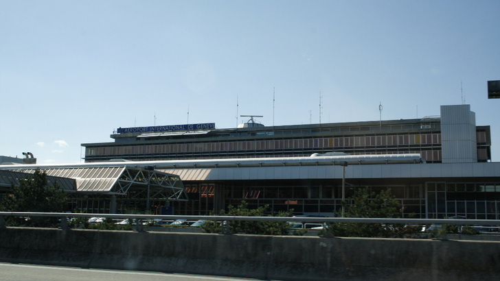 Der Flughafen Genf wird in Zukunft die Solastromproduktiion von derzeit einem auf 3,5 Gigawattstunde pro Jahr steigern. - © Porsche 997 Carrera/wikimedia
 Der Flughafen Genf wird in Zukunft die Solastromproduktiion von derzeit einem auf 3,5 Gigawattstunde pro Jahr steigern.