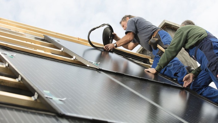 Schadhafte Ziegel lassen sich durch das geübte Auge des Fachmanns bei vielen Dächern erkennen. - © Solarwatt
