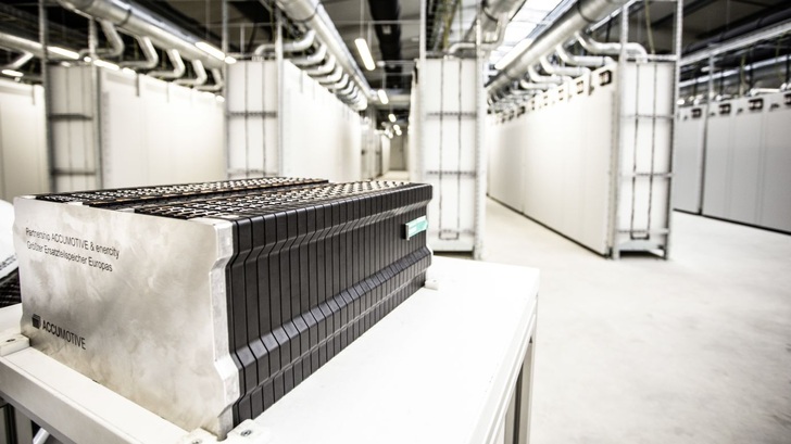 Effiziente Doppelnutzung von Batteriesystemen verbessert die Umweltbilanz und Lebenszykluskosten der E-Mobilität.