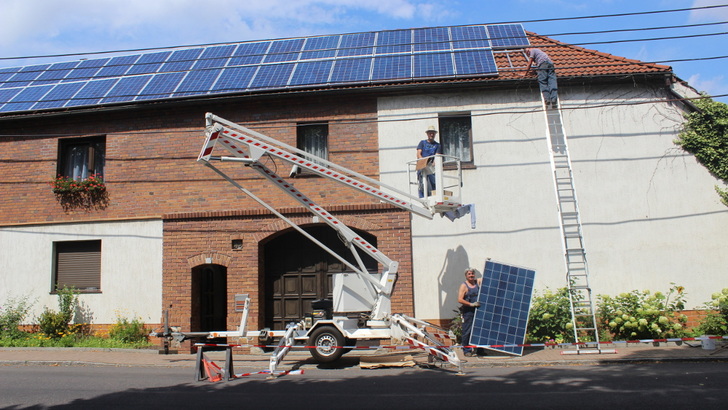 Die Anlagen werden mit lokalen Partnern errichtet. Dadurch entstehen Arbeitsplätze jenseits der Braunkohle und die Wertschöpfung bleibt in der Region.