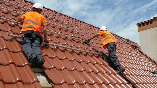 Die Installateure haben zwar in diesem Jahr wieder mehr zu tun als in den vergangenen Jahren. Doch um die Energiewende zu schaffen, reicht der Zubau längst nicht aus.