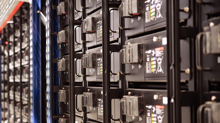 Blick in einen Batteriespeicher.
