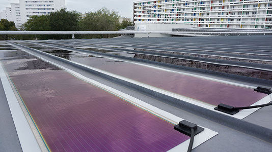 Die Folien wurden auf den Flächen zwischen den Stehfalzen geklebt. Sie sind mit einer Anschlussdose versehen und werden so zum kompletten Modul.