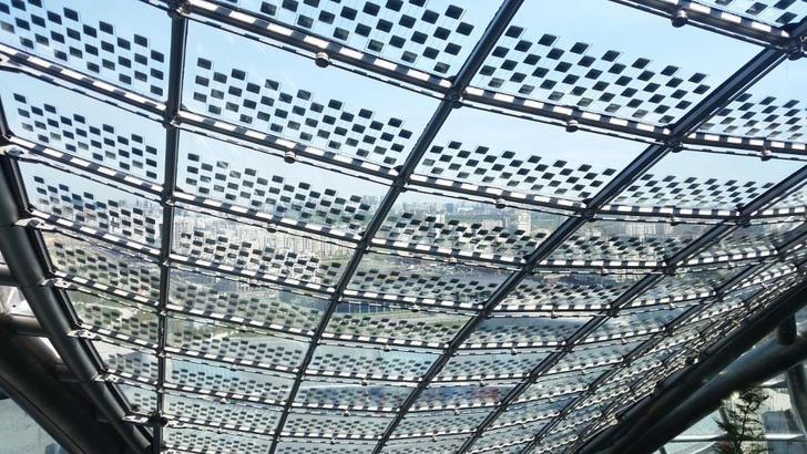 Die Photovoltaik ästhetisch aufwerten und gleichzeitig neben der Energieproduktion eine Funktion für das Gebäude übernehmen - das sind die Kriterien, die eine gebäudeintegrierte Solaranlage ausmachen.