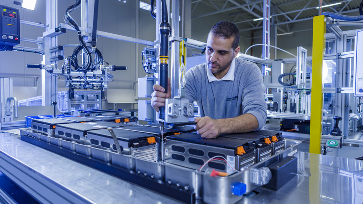 Jedes Jahr können die 150 Mitarbeiter in Langen Batteriespeicher mit einer Gesamtkapazität von 600 Megawattstunden herstellen. - © Akasol/Alexander Heimann
