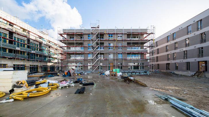 Noch ist es eine Baustelle. Doch in absehbarer Zeit wird daraus eine Passivhaussiedlung. Die Bewohner nutzen den Solarstrom direkt von Dach der Gebäude. - © Regina Weißkopf
