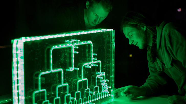 Das Fraunhofer ISE hat in den vergangenen Jahren die Wärmepumpenforschung immer weiter ausgebaut. Hier vermessen die Forscher eine neuartige Verteilerstruktur zur Verdampfung des Kältemittels einer Wärmepumpe.