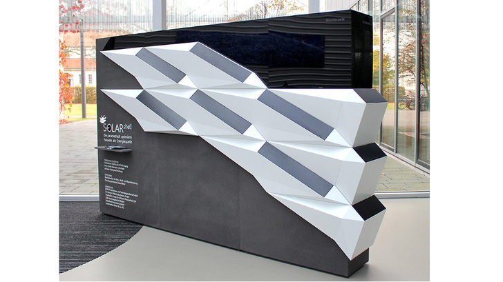 Die Module sind so in die dreidimensional gefaltete Fassade integriert, dass sie so viel wie möglich Sonnenenergie abbekommen - © Fraunhofer CSP/Christiane Rex
