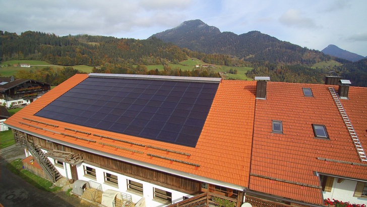 Unter diesem Tennendach wird Heu getrocknet - mit Solarstrom. - © Axsun
