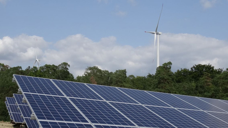 Das Kilowatt installierter Leistung hat in Küps gerade mal noch 800 Euro gekostet — auch dank des bestehenden Einspeisepunktes für den schion errichteten Windpark.