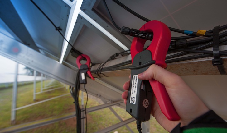 Wurde mit einem Überwachungsgerät der fehlerhafte String lokalisiert, kann mit einem mobilen Prüfgerät die genaue Fehlerquelle gefunden werden. - © Bender
 Wurde mit einem Überwachungsgerät der fehlerhafte String lokalisiert, kann mit einem mobilen Prüfgerät die genaue Fehlerquelle gefunden werden.