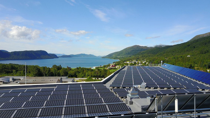 In skandinavischen Ländern wie Norwegen sind Qualitätsmodule “made in Germany“ stark gefragt. Im Bild eine Dachanlage in Norwegen mit Modulen von Solarwatt.