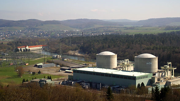 Das älteste und zumindest teilweise noch betriebene Atomkraftwerk der Welt steht in der Schweiz. Der erste Block des Kraftwerks Benznau aus dem Jahr 1967 steht aber seit März 2015 still — ein Pluspunkt für die Energiewende in der Schweiz. - © Roland Zumbühl (Picswiss)/wikimedia
