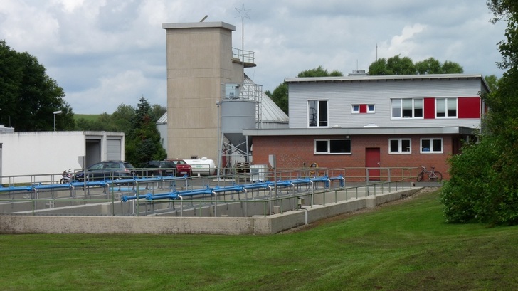 Der Speicher von IBC Solar macht die Kläranlage zusammen mit dem schon installierten BHKW weitgehend unabhängig vom Strombezug aus dem Netz. - © IBC Solar
 Der Speicher von IBC Solar macht die Kläranlage zusammen mit dem schon installierten BHKW weitgehend unabhängig vom Strombezug aus dem Netz.