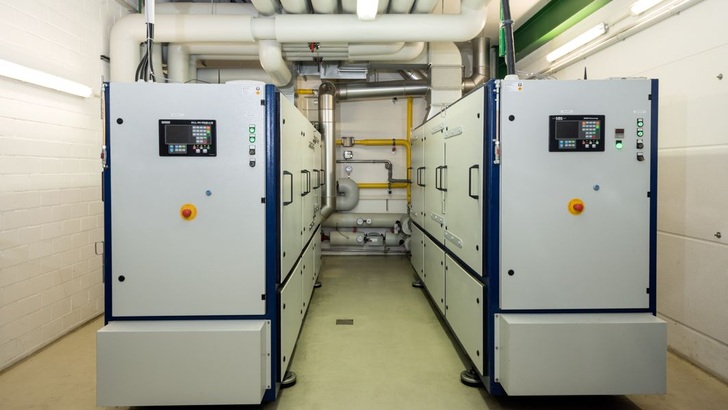 Die zwei BHKWs produzieren Strom und Wärme.