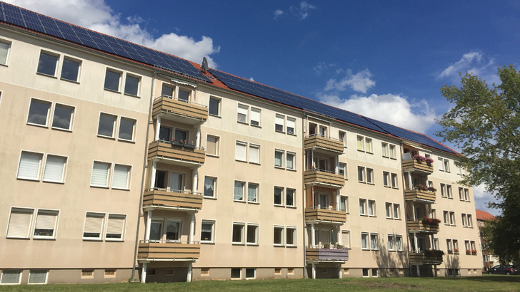 Nicht jedermanns Sache: Die alten Plattenbauten aus DDR-Zeiten stehen bei potenziellen Mietern nicht unbedingt ganz oben im Kurs. Mit einem zusätzlichen Mieterstromangebot kann sich das schnell ändern, ist sich die Wohnugsbaugesellschaft Wolfen sicher. - © Hanwha Q-Cells
 Nicht jedermanns Sache: Die alten Plattenbauten aus DDR-Zeiten stehen bei potenziellen Mietern nicht unbedingt ganz oben im Kurs. Mit einem zusätzlichen Mieterstromangebot kann sich das schnell ändern, ist sich die Wohnugsbaugesellschaft Wolfen sicher.