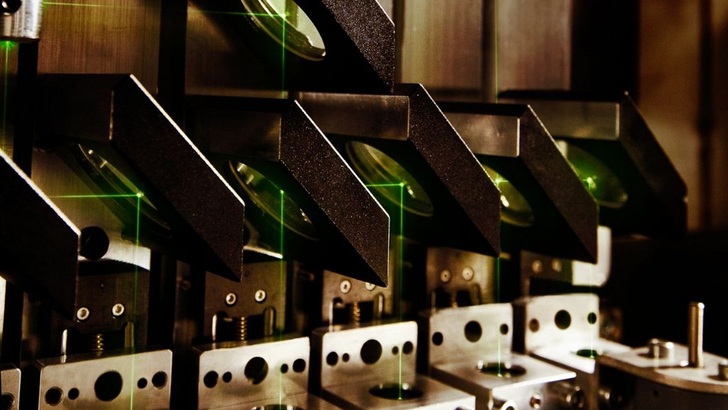 Mit dem neuen Laserstruktirierungsverfahren können die Hersteller die organischen Solarfolien jetzt komplett im Rolle-zu-Rolle-Prozess produzieren.