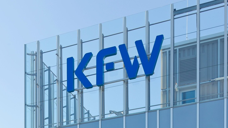 Das Förderprogramm der KfW hat den Speichermarkt angestoßen. Doch inzwischen sind die Preise drastisch gesunken, so dass die Vorteile der Förderung die Nachteile einer Leistsungsreduzierung immer wenige aufwiegen, meint mehr als die Hälfte der befragten Installateure. - © KfW
