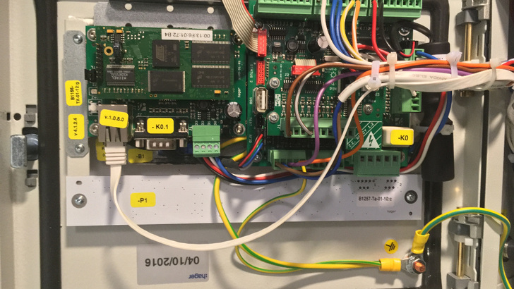 Ein Blick in eine Ladesäule: Eines der Sicherheitsprobleme steckt in dem USB-Anschluss, der in der Mitte des Bildes zu sehen ist. Über ihn werden Firmwareupdates aufgespielt und Konfigurationen geändert. Dies kann durchaus ein Einfallstor für Datendiebe werden.
