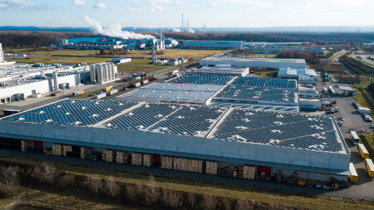 Insgesamt leisten die Generatoren auf dem Dach der Spedition Nuss 2,5 Megawatt. Die neue Anlage (Mitte links) ist nach Südwesten ausgerichtet, während die anderen Anlagen direkt nach Süden ausgerichtet sind.