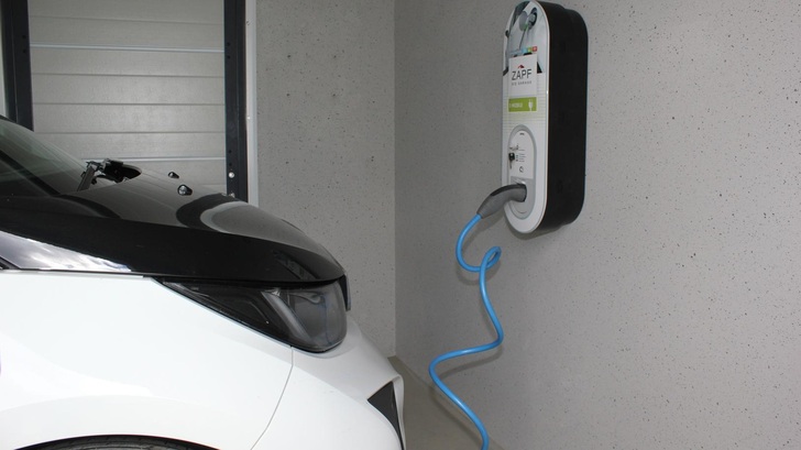 Eine Stromtankstelle verbessert die Wertstabilität einer Immobilie.