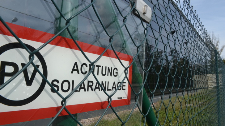 Jeder Solargenerator ist eine elektrische Anlage. Für diese ist eine regelmäßige Überprüfung für den sicheren Betrieb vorgeschrieben. - © Velka Botička
