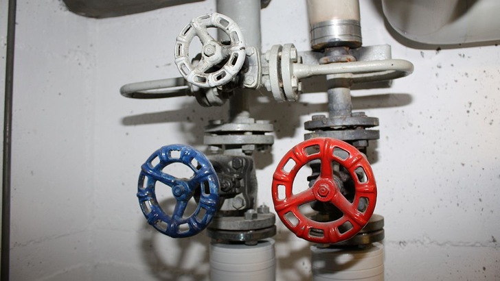 Vorlauftemperatur anpassen: Je niedriger die Temperaturen im Heizsystem sind, umso effizienter arbeitet die Heizung.