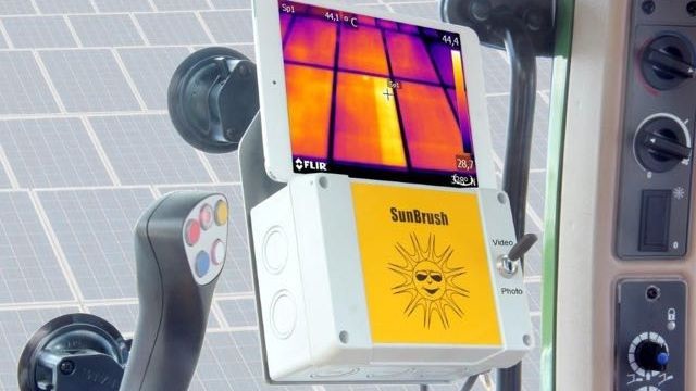 mittels Wärmebildkamera und SBM-App die Leistungsfähigkeit ihrer Anlagen auswerten. - © Sunbrush
