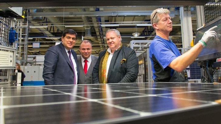 Ismet Ersoy und Ogeday Baltacioğlu (beide Geschäftsführer von Inosolar) sowie Frank Asbeck in Solarworlds Modulfertigung. - © Solarworld
