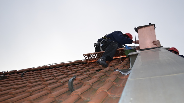 Ob es um die Wartung einer Solaranlage oder die Reparatur eines Schornsteins geht, eines bliebt immer gleich: Die Arbeit auf dem Dach ist gefährlich. - © Velka Botička
