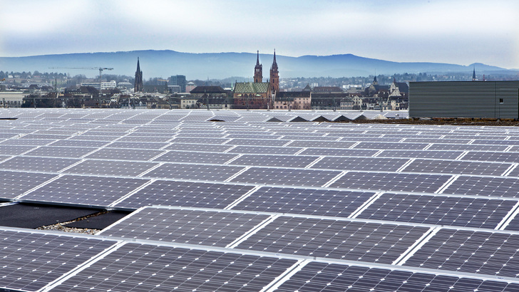 Vor allem für Eigentümer großer Gebäude würde eine Solarpflicht einen erheblichen Investitionsbedarf nach sich ziehen. - © Industrielle Werke Basel (IWB)
