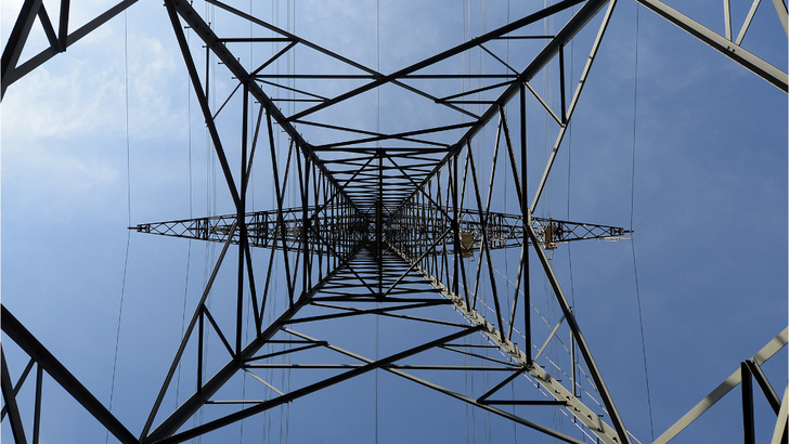 Wenn der Weg zum Übertragungsnetz blockiert ist, können dezentraler Erzeuger keine Regelleistung zur Verfügung stellen. Die ostdeutschen Netzbetreiber wollen dieses Porblemt lösen.