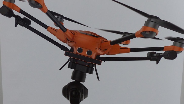 Eine Drohne im Einsatz über PV-Anlagen. - © Yuneec
