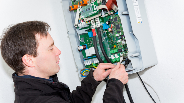 Die Installation von Speichern darf nur der ausgebildete und vom Hersteller zertifizierte Elektrohandwerker übernehmen. - © IBC Solar
