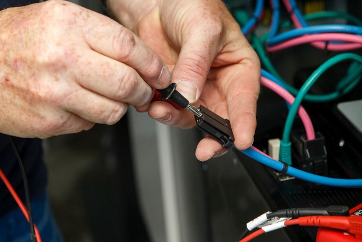 Selbst erfahrenen Handwerker passiert der Fehler, dass Kabel vertauscht werden. Deshalb lieber zwei Mal prüfen.